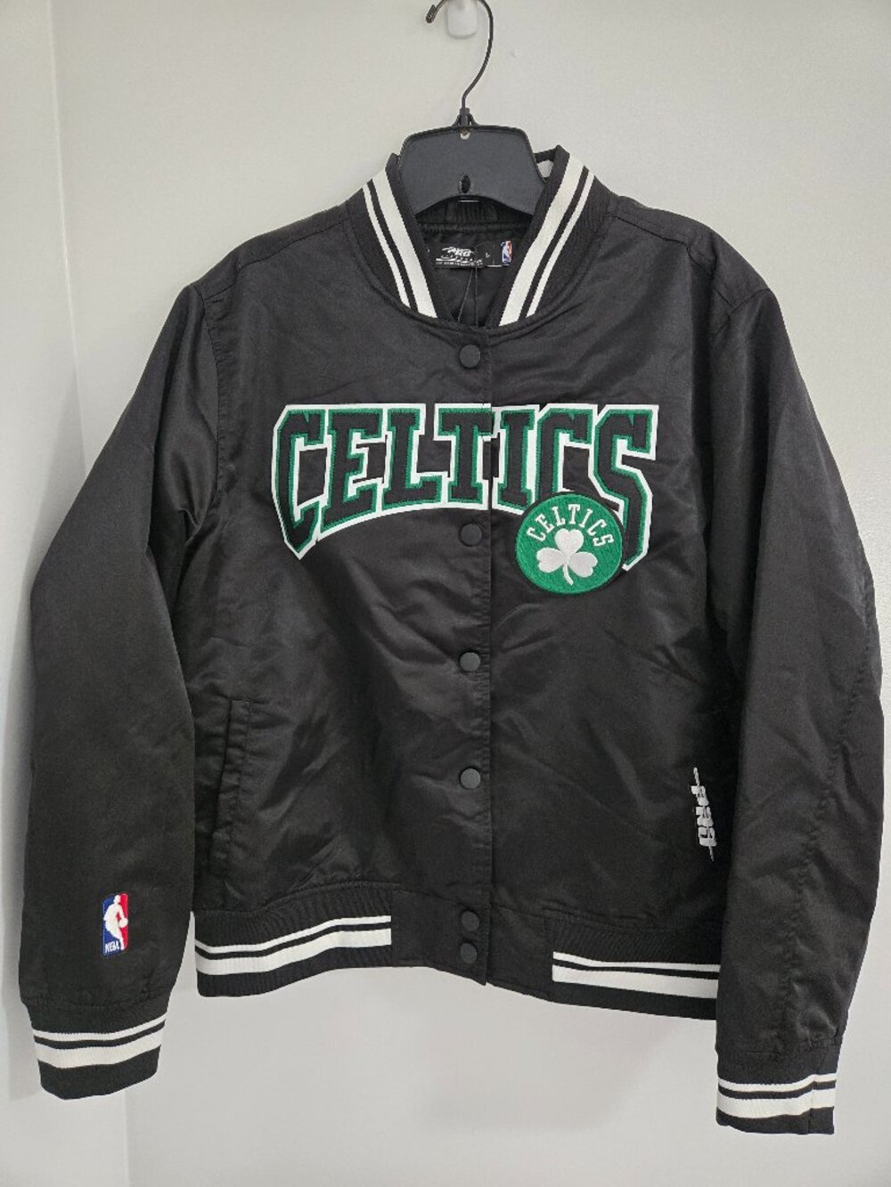 NBA Boston Celtics Old English Satin Jacket Pro Standard Size L Black NBA NWT